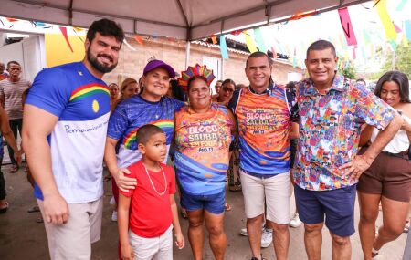 Prefeita Elcione marca presen&ccedil;a nos polos de Carnaval.