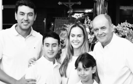 Secret&aacute;rio municipal na esquerda, os dois filhos abaixo, companheira acima, filha do prefeito de Itumbiara, que est&aacute; ao lado.