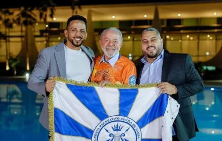 Lula ao lado de presidente da Acad&ecirc;micos de Niter&oacute;i, Wallace Palhares, &agrave; direita.