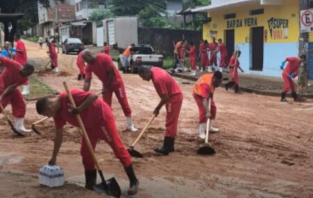 Governador Romeu Zema mobiliza presos para limpeza de &aacute;reas afetadas por chuvas em MG