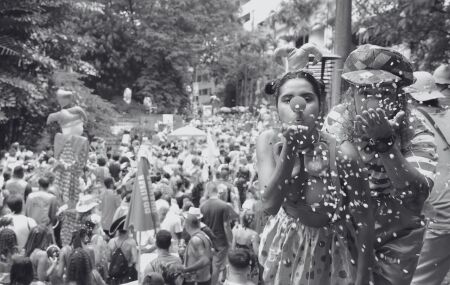 Pessoas brincando carnaval.