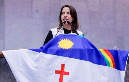 Raquel Lyra com a bandeira de Pernambuco.
