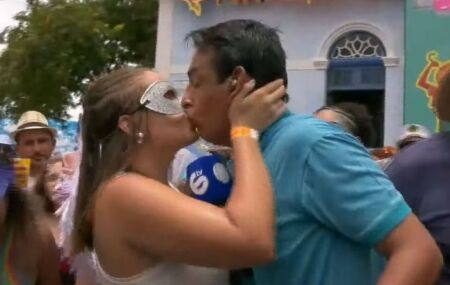 Rep&oacute;rter &eacute; surpreendido com beijo na boca durante Carnaval de Olinda.