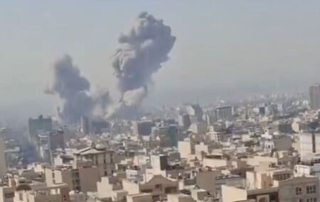 Ataques coordenados dos Estados Unidos e Israel no Ir&atilde;.