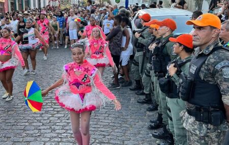 Agentes da Pol&iacute;cia Militar de Pernambuco (PMPE) durante festividade do Carnaval.