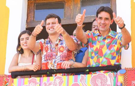 Silvio Costa Filho marca presen&ccedil;a no carnaval ao lado de Jo&atilde;o Campos.