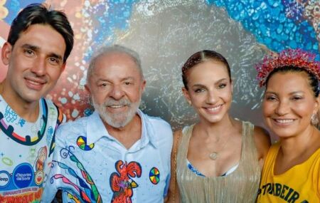 Silvio Costa Filho vai ao Galo da Madrugada&nbsp;ao lado de Lula. 