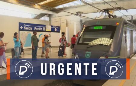 Pessoas aguardando Metr&ocirc; do Recife.
