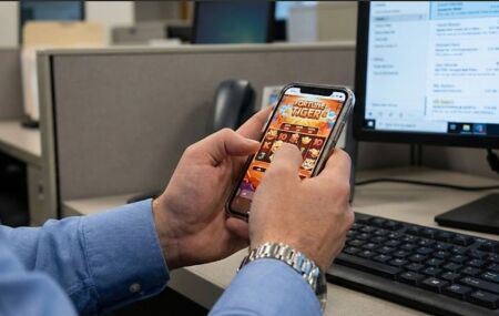 Imagem ilustrativa de pessoa apostando em jogo de azar online.