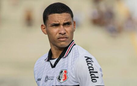 Thiaguinho, jogador do Santa Cruz e emprestado ao ABC, sofre acidente de carro.