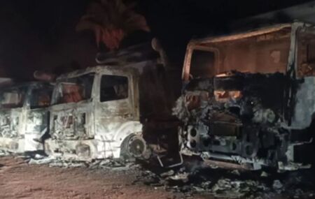 Caminh&otilde;es queimados ap&oacute;s inc&ecirc;ndio provocado por vigilante.