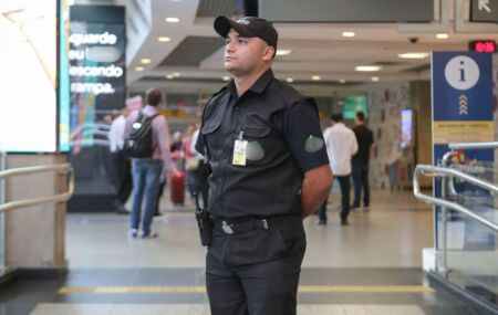 Vigilante no trabalho.