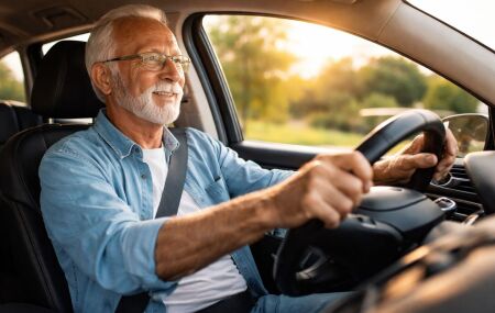 Aposentado dirigindo Carro 
