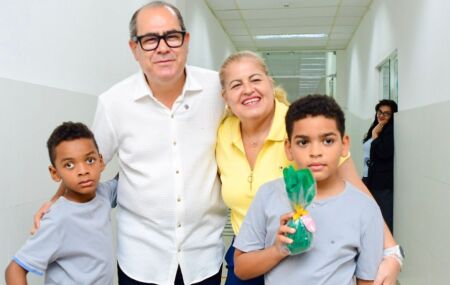 Prefeito Mano Medeiros junto a primeira-dama, Andreia Medeiros na a&ccedil;&atilde;o de p&aacute;scoa 