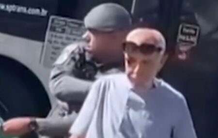 Policial aposentado de 89 anos &eacute; preso por assassinar a pr&oacute;pria cuidadora durante briga por dinheiro.