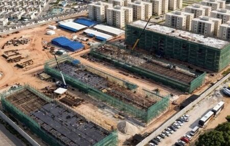 est&aacute; erguendo um grande complexo residencial em Cama&ccedil;ari, na Regi&atilde;o Metropolitana de Salvador, Bahia.  Leia mais em: https://www.bradojornal.com/noticias/bahia/2026/03/17/byd-constroi-complexo-residencial-em-camacari-para-cerca-de-4-mil-trabalhadores-chin