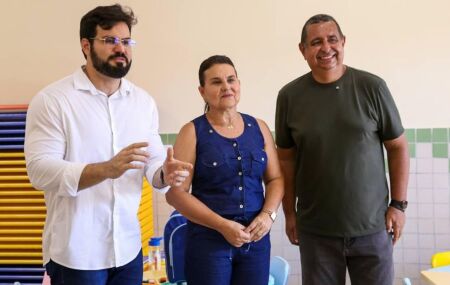 Prefeita Elcione Ramos ao lado do secret&aacute;rio de Governo de Igarassu, C&eacute;sar Ramos e do vice-prefeito Amaury Henrique.