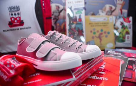 Entrega de t&ecirc;nis as escolas de Garanhuns