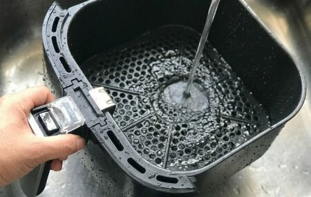 Descubra como o engenheiro qu&iacute;mico Diego Fern&aacute;ndez usa bicarbonato de s&oacute;dio e &aacute;gua quente para limpar a airfryer de forma eficaz. 