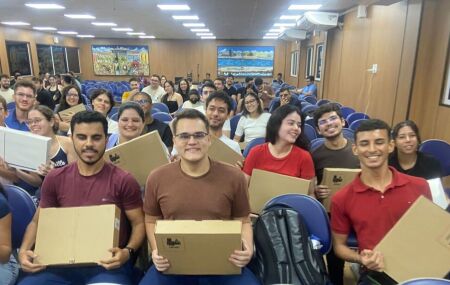 Alunos recebem macbook na FMO. 