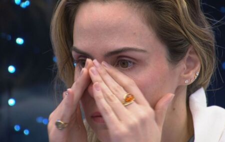 Ana Paula chora no BBB. 