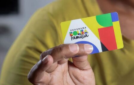 Homem segurando cart&atilde;o do Bolsa Fam&iacute;lia.