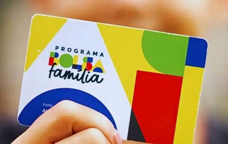 Pessoa segurando cart&atilde;o do Bolsa Fam&iacute;lia.