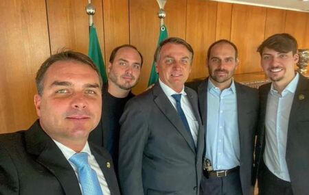 Bolsonaro e filhos. 