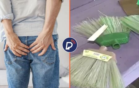 Homem com m&atilde;os nas n&aacute;degas e vassouras sem cabos.