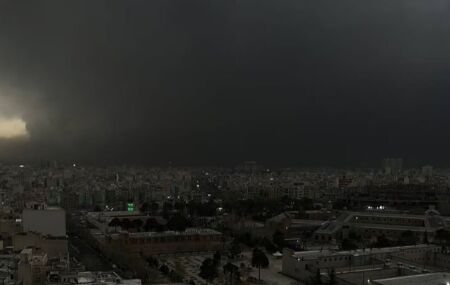 Ataque de Israel a dep&oacute;sito de petr&oacute;leo deixa Ir&atilde; em alerta para chuva &aacute;cida; entenda fen&ocirc;meno