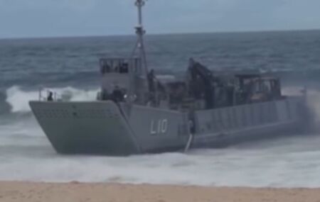 Navio da Marinha encalha na areia de praia no Rio de Janeiro e chama aten&ccedil;&atilde;o de banhistas