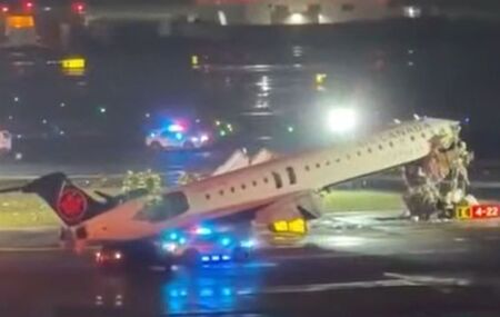 Colis&atilde;o entre avi&atilde;o e caminh&atilde;o de bombeiros mata comandante e copiloto em eroporto de Nova York