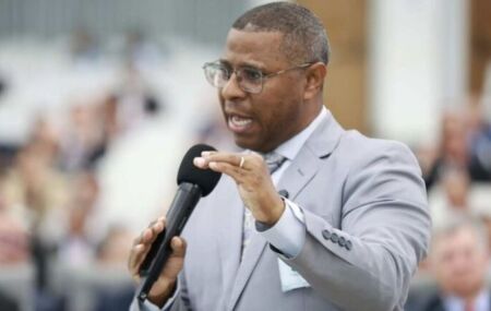 Pastor diz que viol&ecirc;ncia dom&eacute;stica n&atilde;o pode ser resolvida com ora&ccedil;&atilde;o e incentiva fi&eacute;is a denunciarem