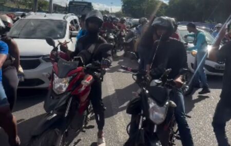 Motociclistas de app s&atilde;o coagidos a encerrar corridas para participar de protesto no Recife