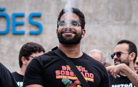 Jones Manoel posta foto fumando e faz promessa: "Vou parar assim que a elei&ccedil;&atilde;o acabar"