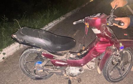 Motocicleta tipo cinquentinha em que adolescente e av&oacute; trafegavam.