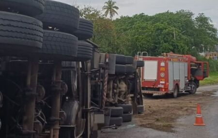 Carreta ap&oacute;s tombar em curva na BR-101, em Paulista.