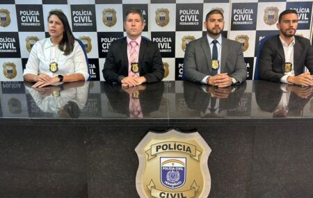 Agentes da Pol&iacute;cia Civil de Pernambuco em coletiva de imprensa sobre casal preso em Jaboat&atilde;o.