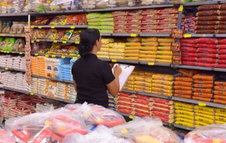 Agente do Dieese realizando levantamento de produtos em mercado.