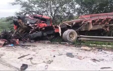 Estado de caminh&atilde;o ap&oacute;s colis&atilde;o frontal na BR-232.