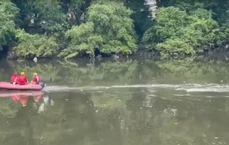 Equipes do Corpo de Bombeiros no Rio Capibaribe em buscas de remador.