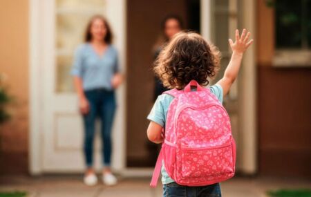 Crian&ccedil;a dando tchau.