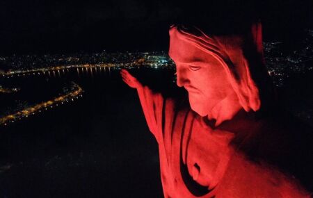 Cristo Redentor iluminado de vermelho.