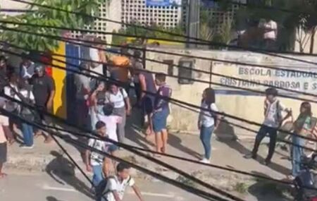 Estudantes s&atilde;o esfaqueadas por colega de escola estadual.