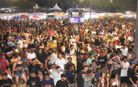 Pessoas na Festa da Pitomba de 2025, em Jaboat&atilde;o dos Guararapes.