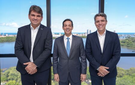 Na esquerda, o presidente da Amupe, Marcelo Gouveia, no centro o presidente do TCE-PE, Carlos Neves e na esquerda vice-presidente da AMUPE e prefeito de Alian&ccedil;a, Pedro Freitas.