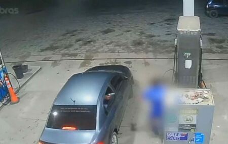 Momento em que ocupante de carro atira em frentista em posto de combust&iacute;veis.