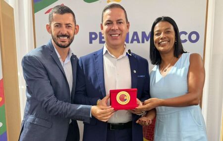 Prefeito Silvado Albino, de Garanhuns, recebendo Selo Ouro.