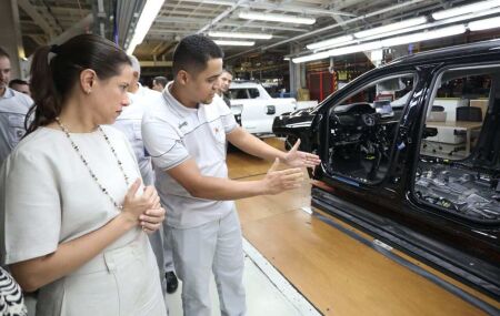 Governadora Raquel Lyra em f&aacute;brica