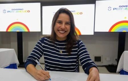 Governadora Raquel Lyra assinando documento 